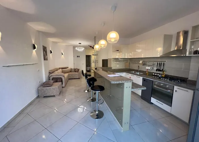 Deluxe Brand New Apartment *